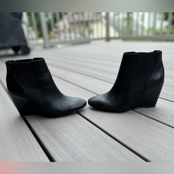 Ann Taylor size 6 Women’s Bootie in Black - Picture 3 of 4